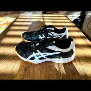 Asics volleyball shoes size 8.